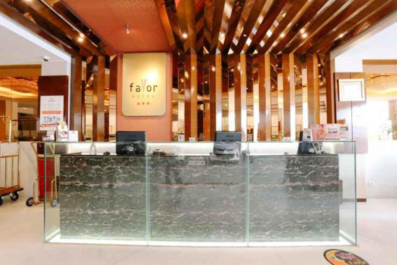 Favor Hotel Makassar City Center By Life Esterno foto