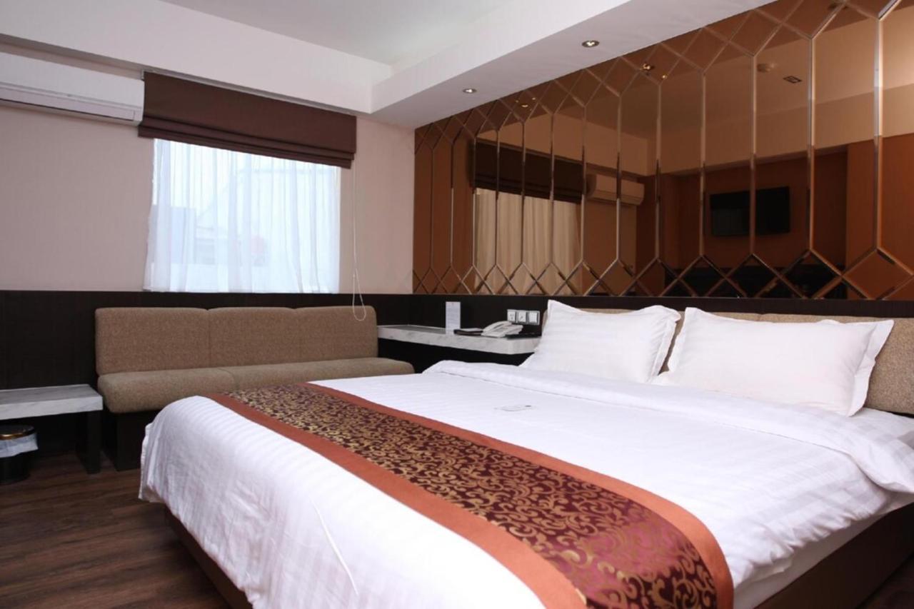 Favor Hotel Makassar City Center By Life Esterno foto