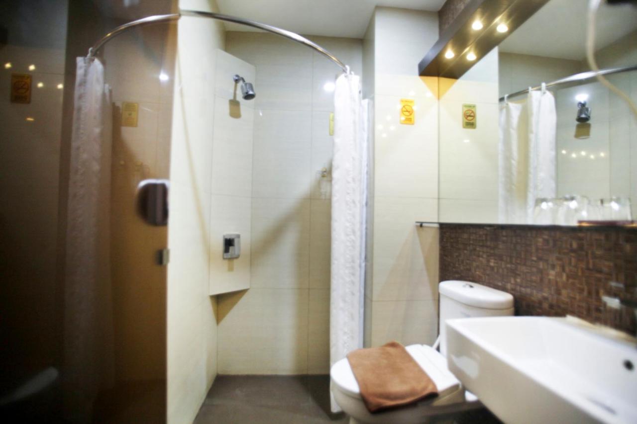 Favor Hotel Makassar City Center By Life Esterno foto
