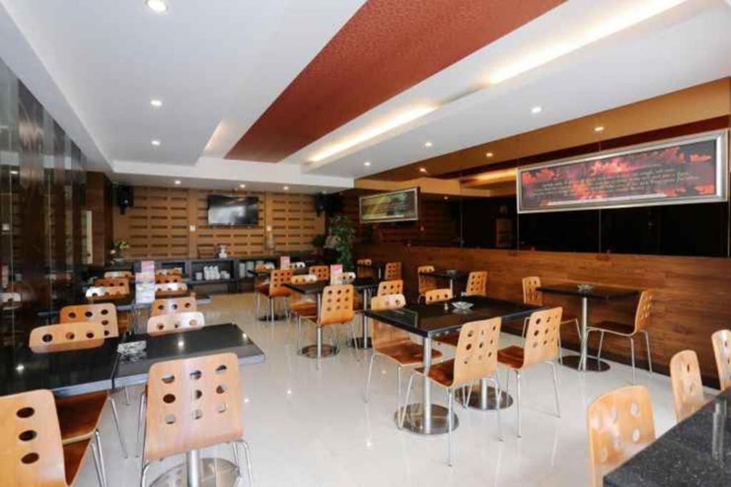 Favor Hotel Makassar City Center By Life Esterno foto