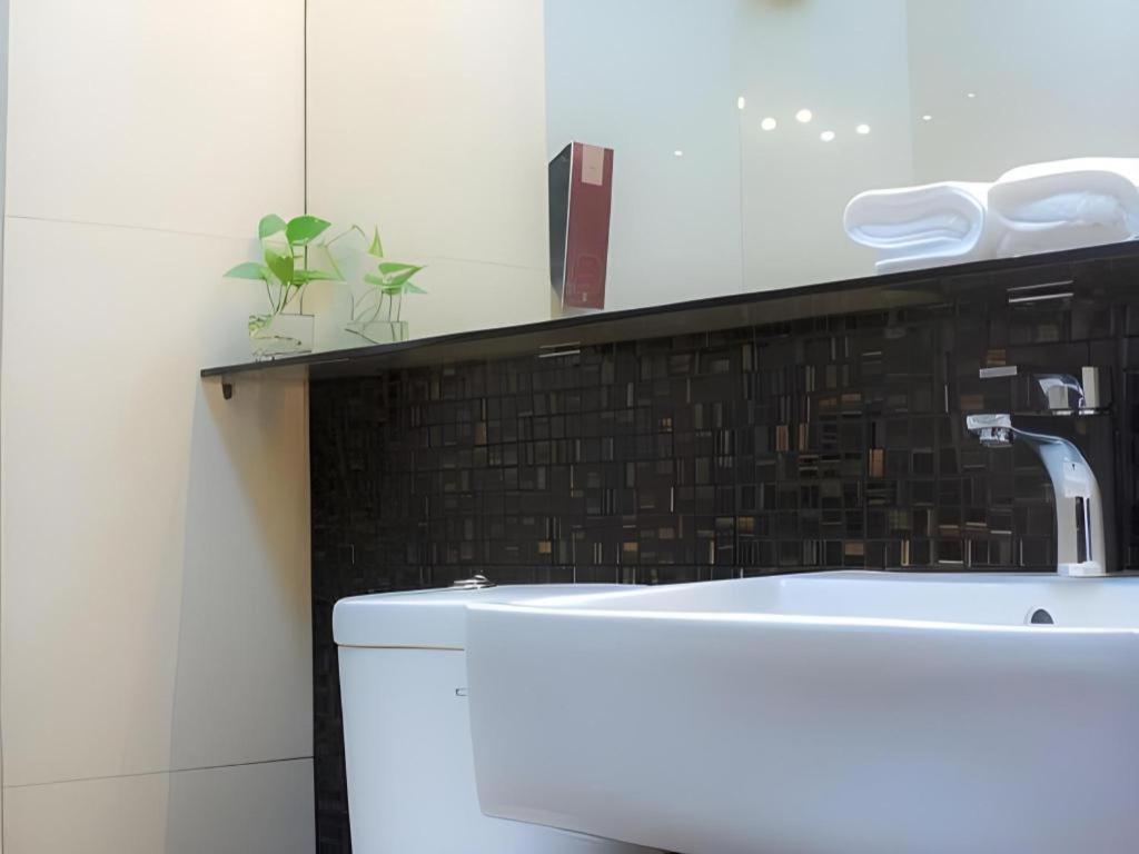 Favor Hotel Makassar City Center By Life Esterno foto