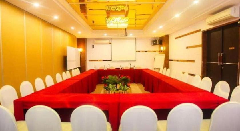 Favor Hotel Makassar City Center By Life Esterno foto