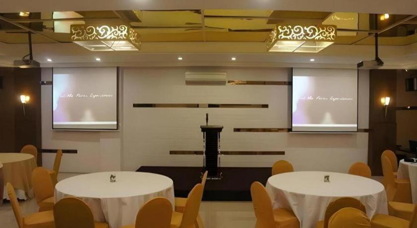 Favor Hotel Makassar City Center By Life Esterno foto