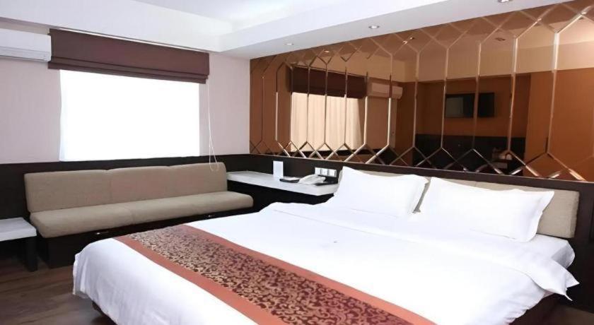 Favor Hotel Makassar City Center By Life Esterno foto
