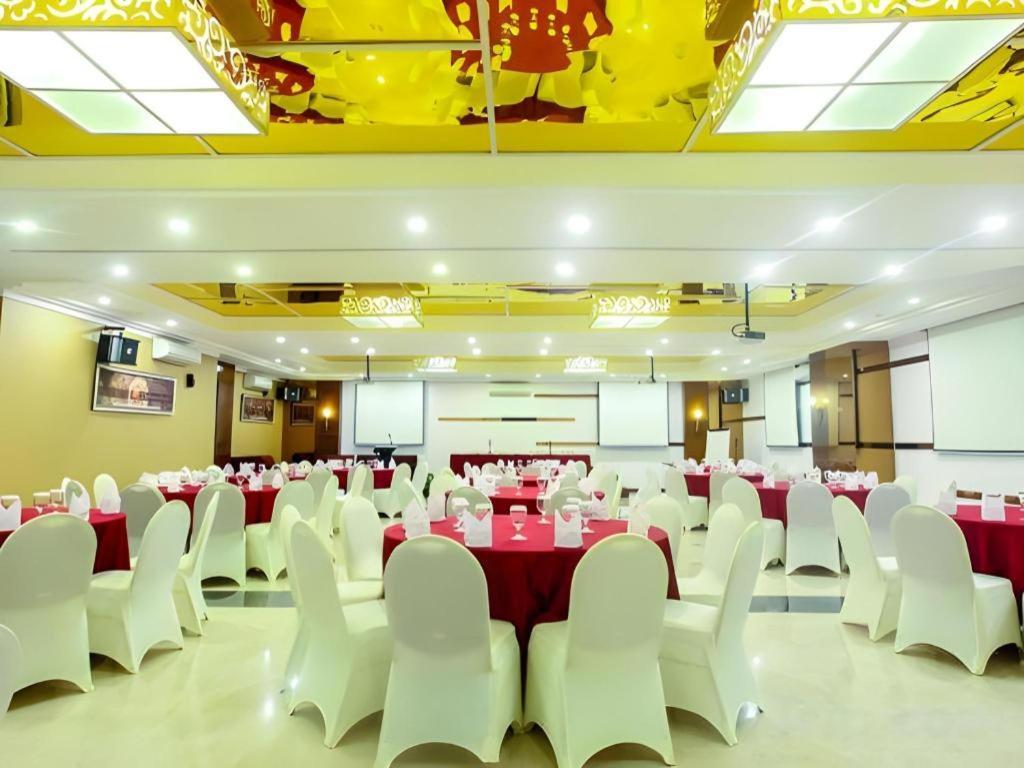 Favor Hotel Makassar City Center By Life Esterno foto