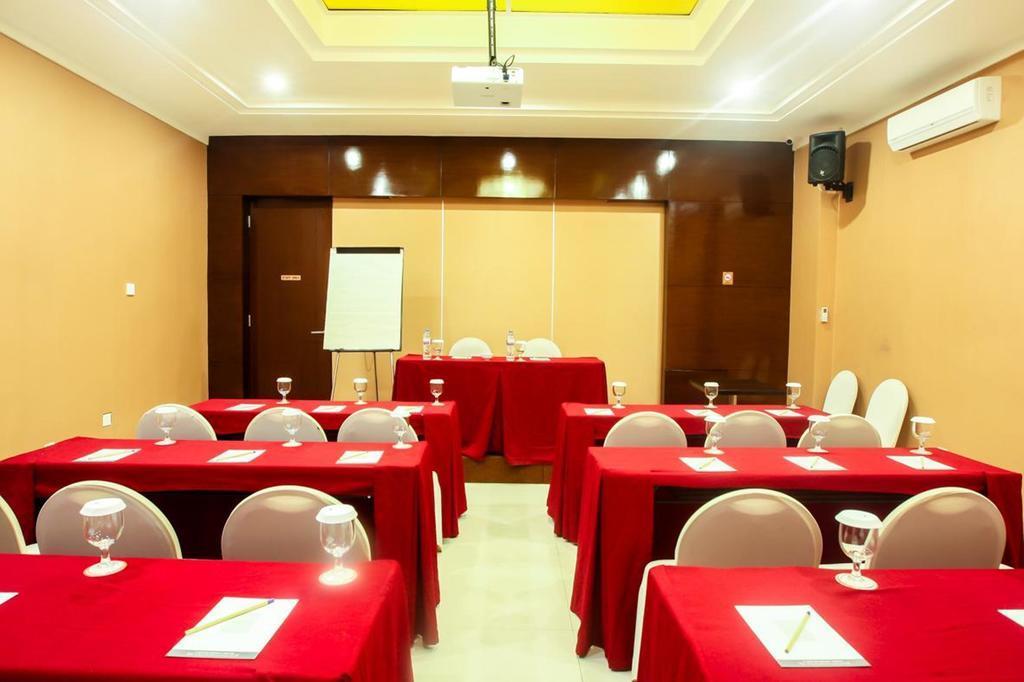 Favor Hotel Makassar City Center By Life Esterno foto