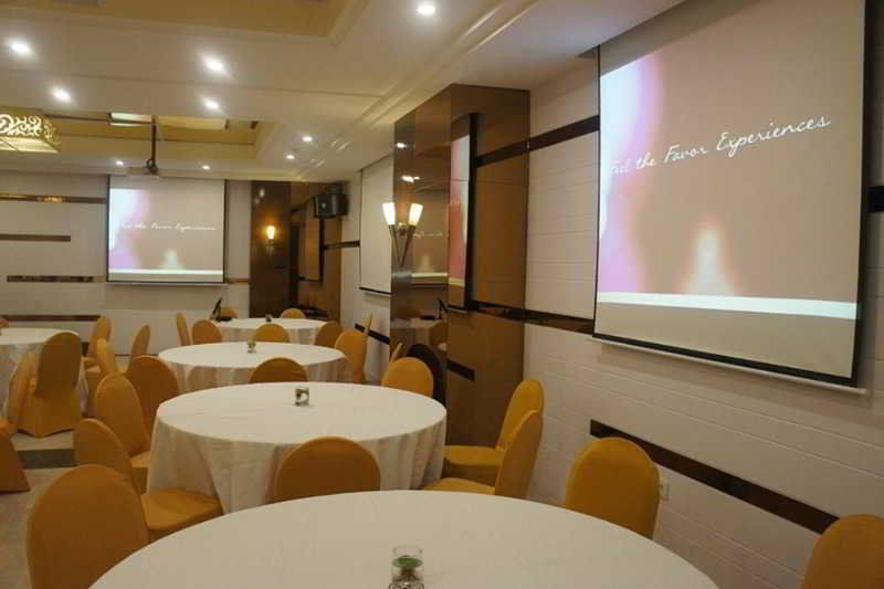 Favor Hotel Makassar City Center By Life Esterno foto