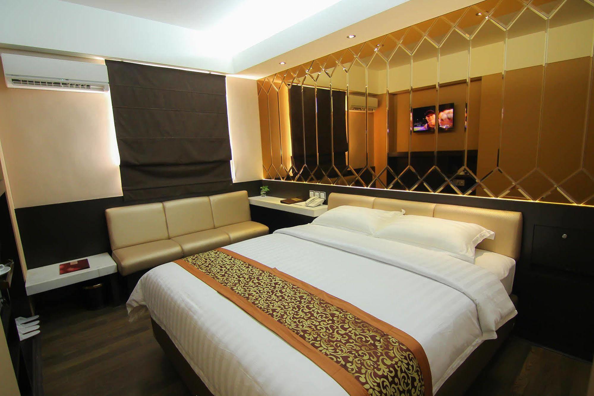 Favor Hotel Makassar City Center By Life Esterno foto