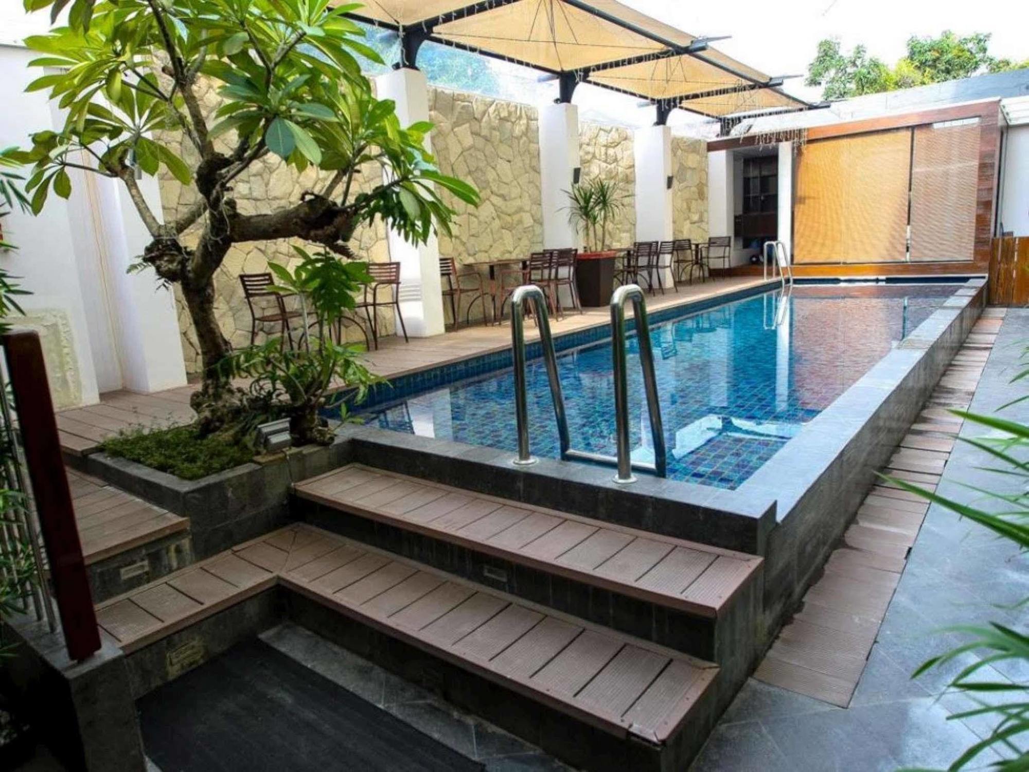 Favor Hotel Makassar City Center By Life Esterno foto