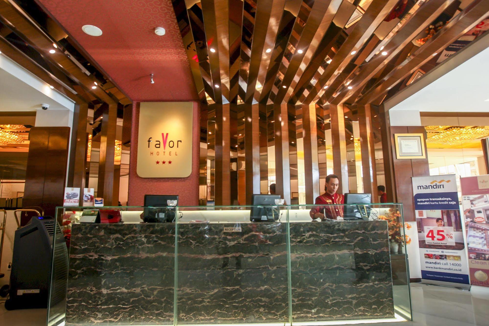 Favor Hotel Makassar City Center By Life Esterno foto