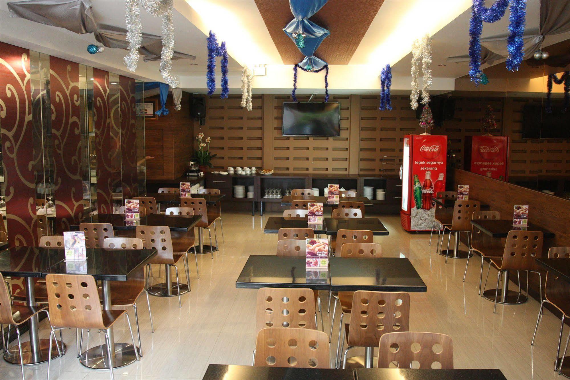 Favor Hotel Makassar City Center By Life Esterno foto