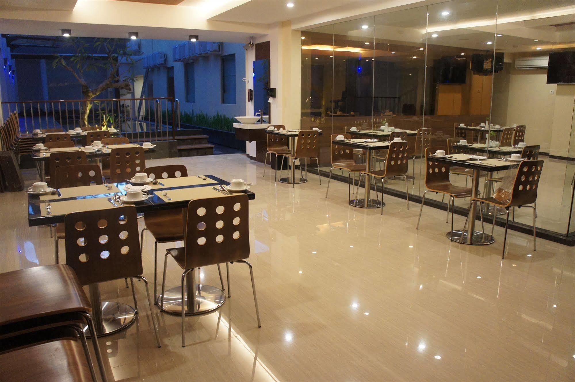 Favor Hotel Makassar City Center By Life Esterno foto